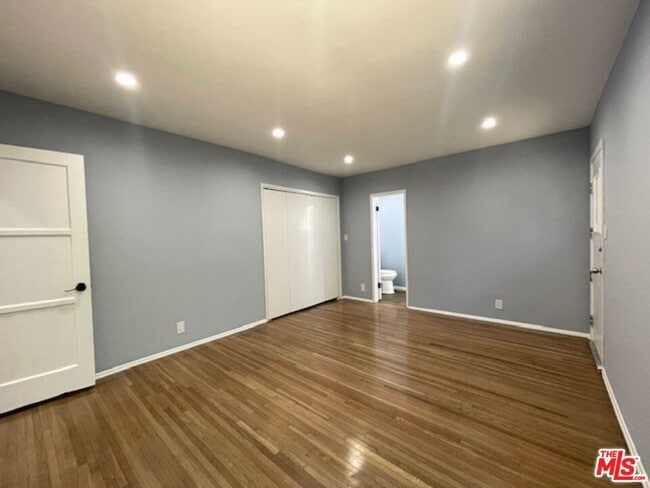 Building Photo - 7330 W 89th St