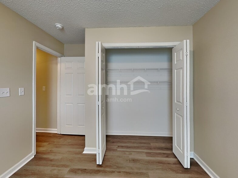 Building Photo - 8039 Red Barn Ct