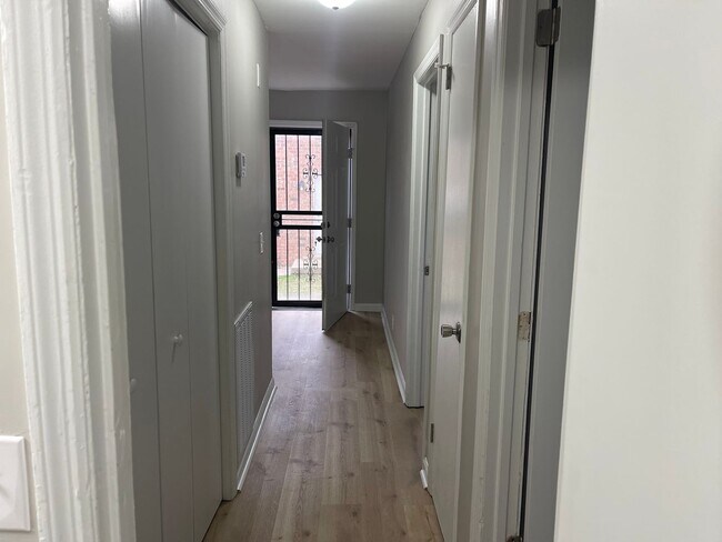 Building Photo - 2 bd 1 ba duplex in a Great Location