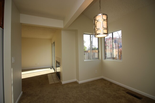 Building Photo - 3 Bedroom Townhome for Rent!