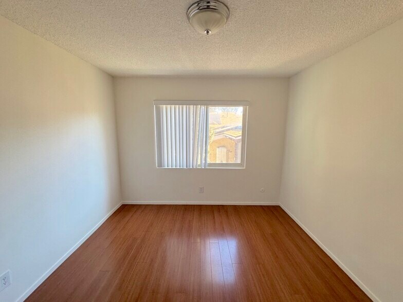 Building Photo - 447 W Elk Ave