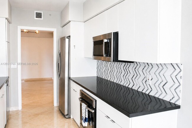 Building Photo - 16400 Collins Ave