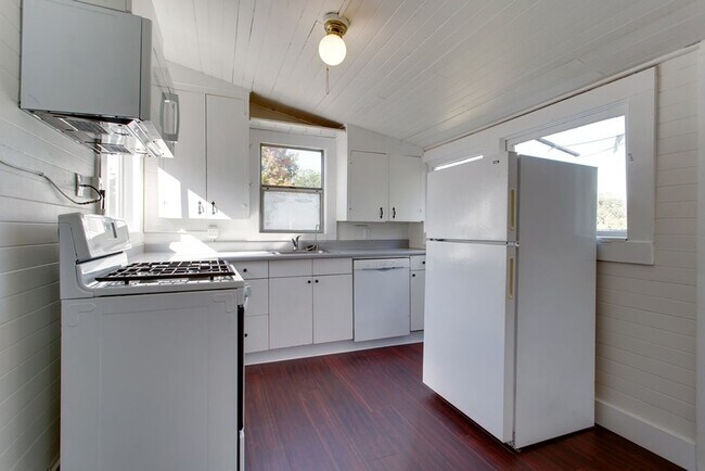 Building Photo - 1913 SE Stark St