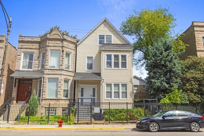 Building Photo - 2 bedroom in Chicago IL 60613