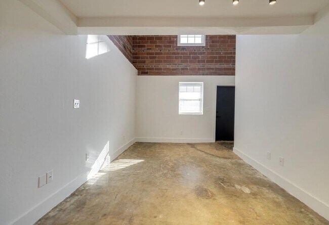 Building Photo - One bedroom loft in Midtown OKC!