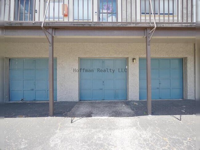 Building Photo - Waterfront 2BR Condo with Private Garage and Water Views in Tampa