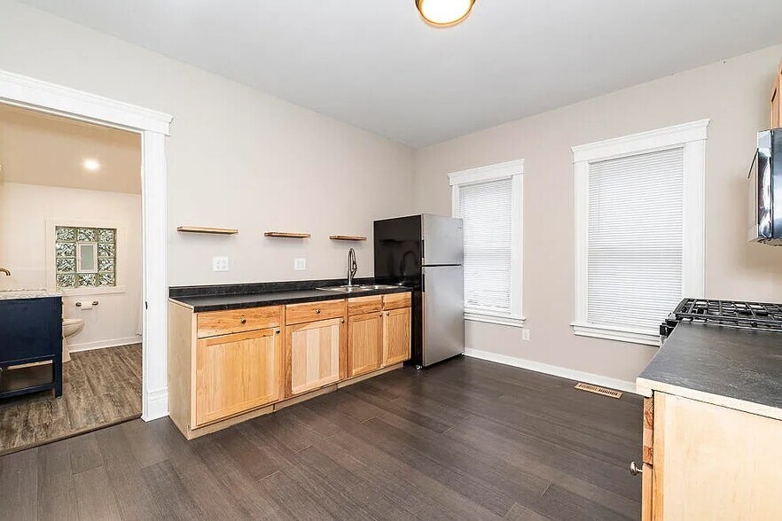 Kitchen - 529 McCourtie St