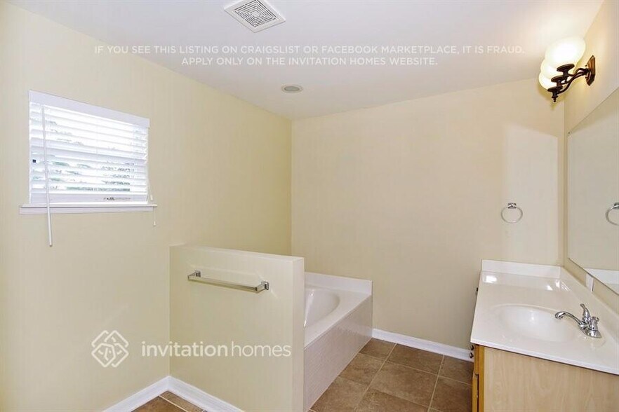Building Photo - 912 Jayhil Dr