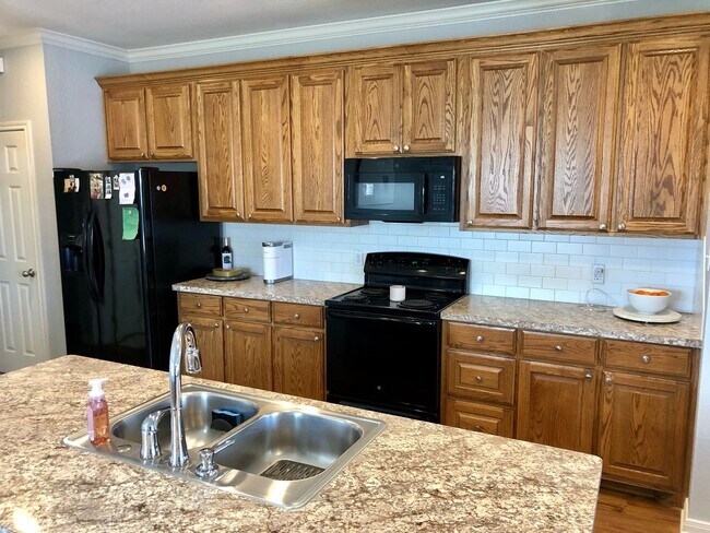 Building Photo - 3BR/3BA House Near Campus