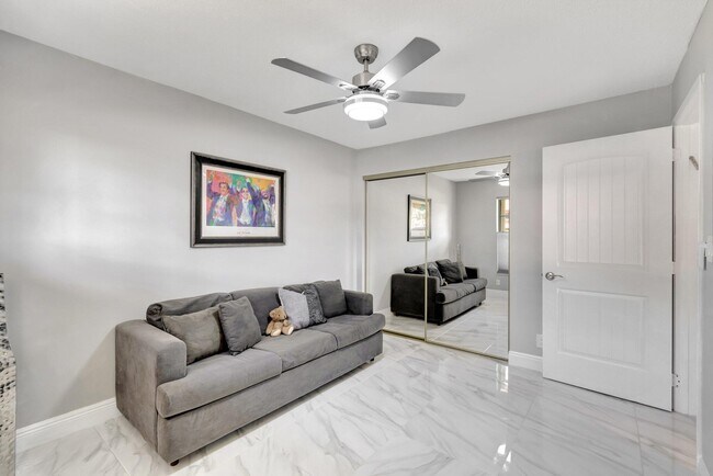 Building Photo - 10927 Dolphin Palm Ct