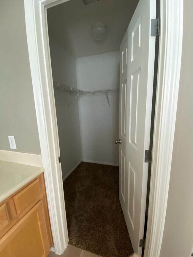 Building Photo - 2 Story 2 brm 2 1/2 bath 1 car garage home