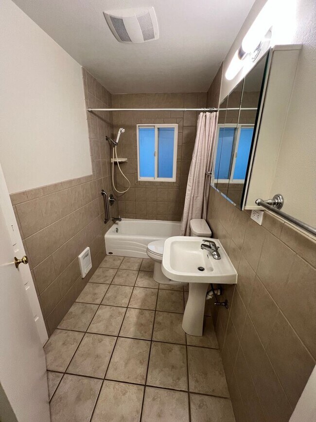 Building Photo - Johnson Duplex Apartments