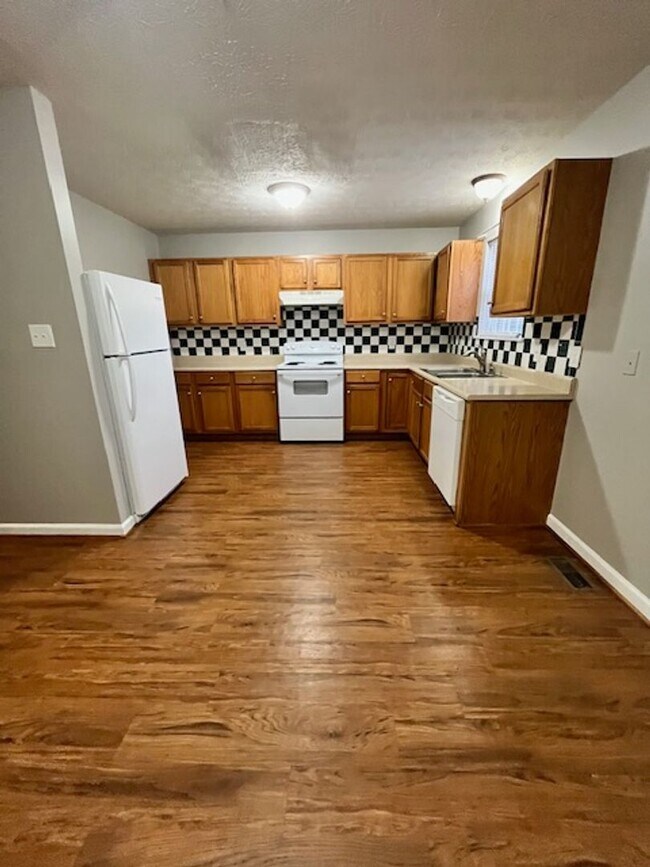 Building Photo - Stunning 2-bedroom, 2.5-bathroom townhouse