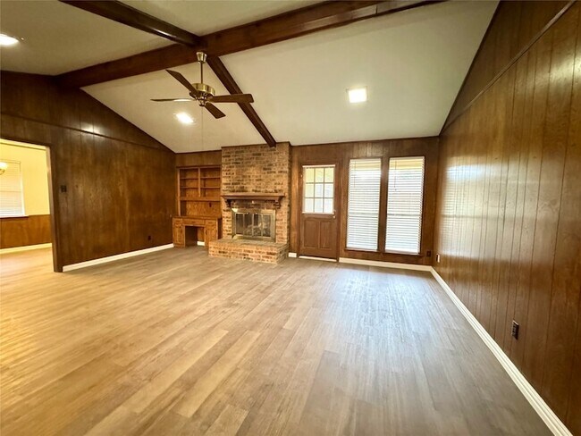 Building Photo - 1925 Glen Hill Dr