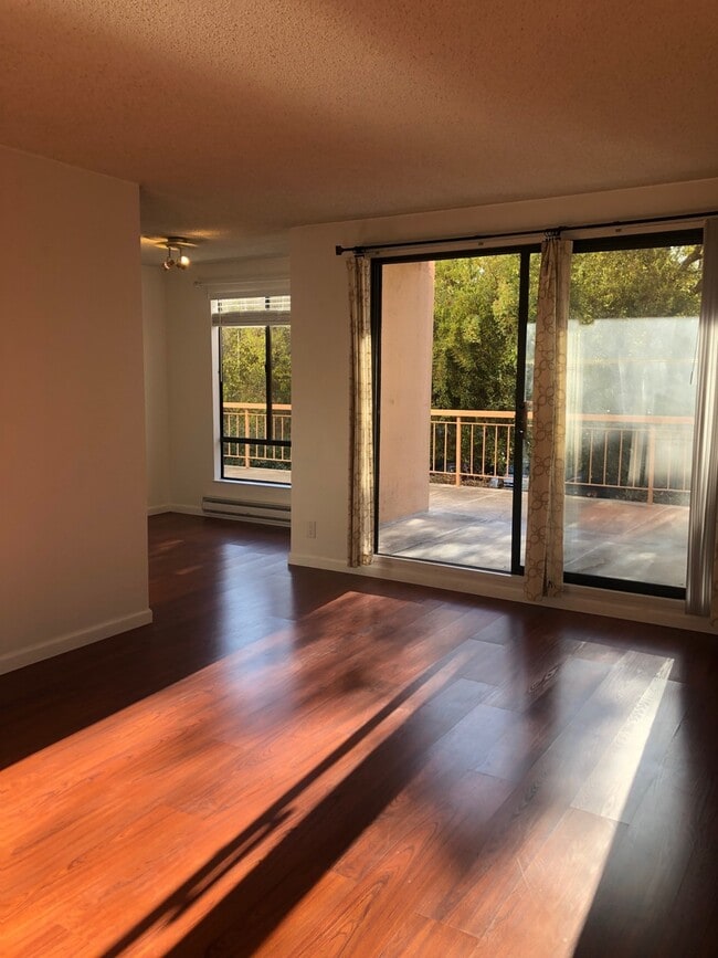 Building Photo - Bright 1/1 with an extra large patio, park...