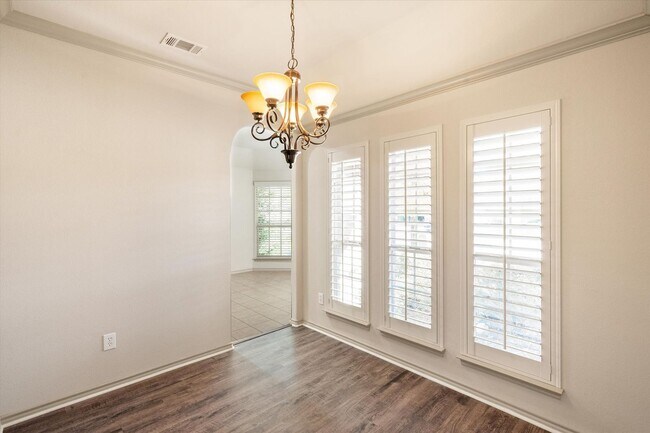 Building Photo - 1613 Country Hills Dr