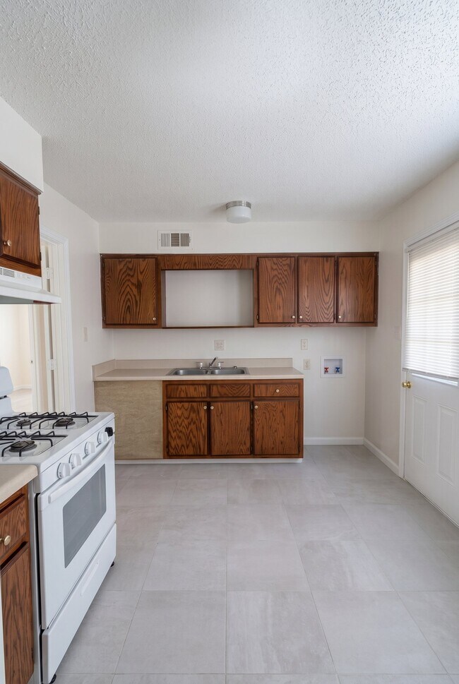 Building Photo - 176 Hillview Ave