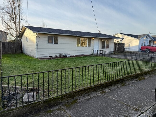 Building Photo - Updated 3 bedroom 1 bathroom house!