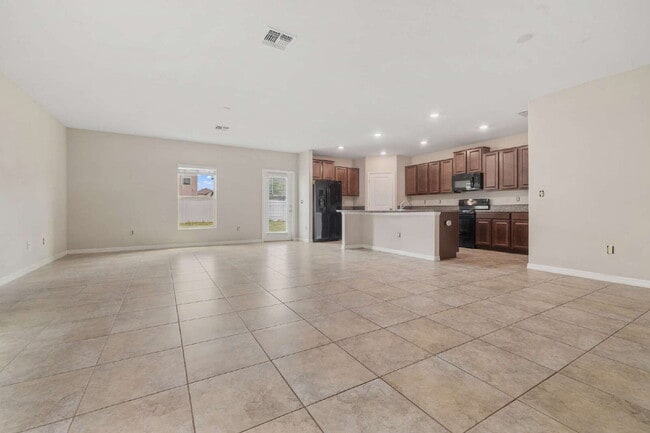 Building Photo - "Spacious 5-Bedroom Retreat in Tampa with 2.5 Baths and 2,215 Sq Ft of Comfort!"