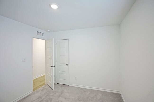 Building Photo - 946 Bluegrass Pt