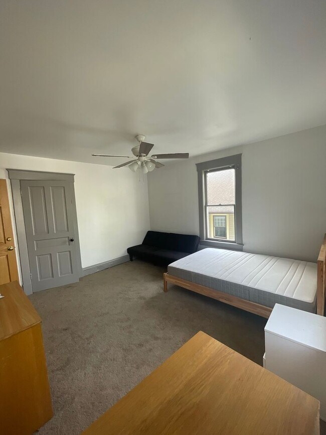 Building Photo - 841 E University Ave