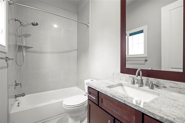 Building Photo - 660 S Pearl Expy