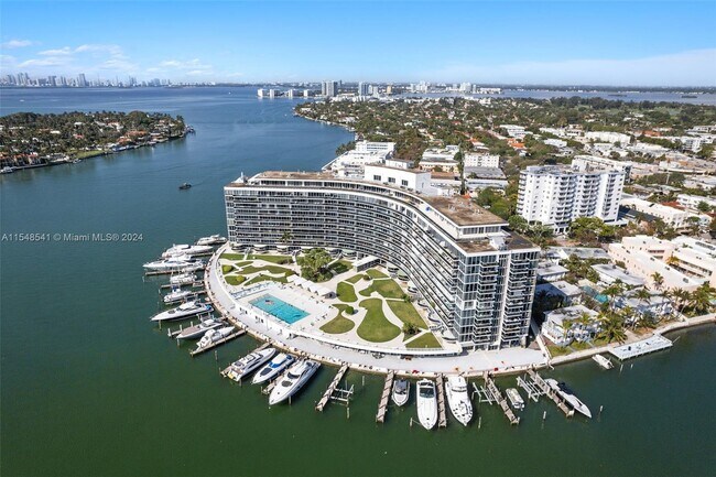 Building Photo - 900 Bay Dr