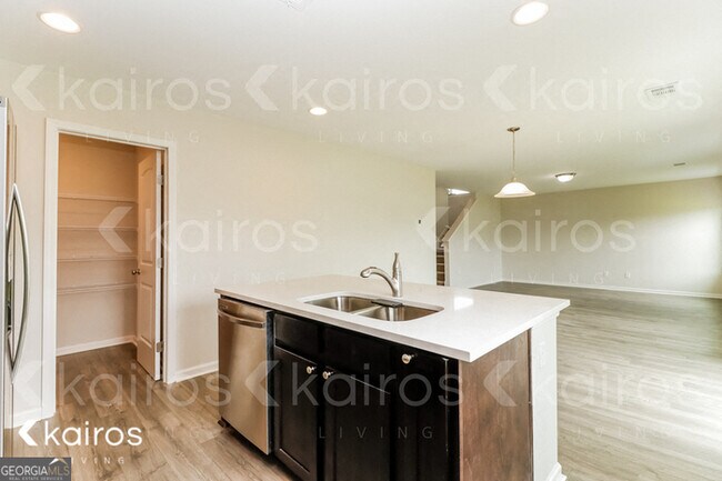 Building Photo - 22 Red Oak Dr.