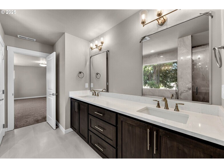 Building Photo - 6107 NE 45th Ct