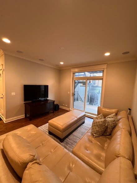 Building Photo - 2042 N Racine Ave