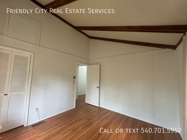 Building Photo - 2042 Hawksbill Rd