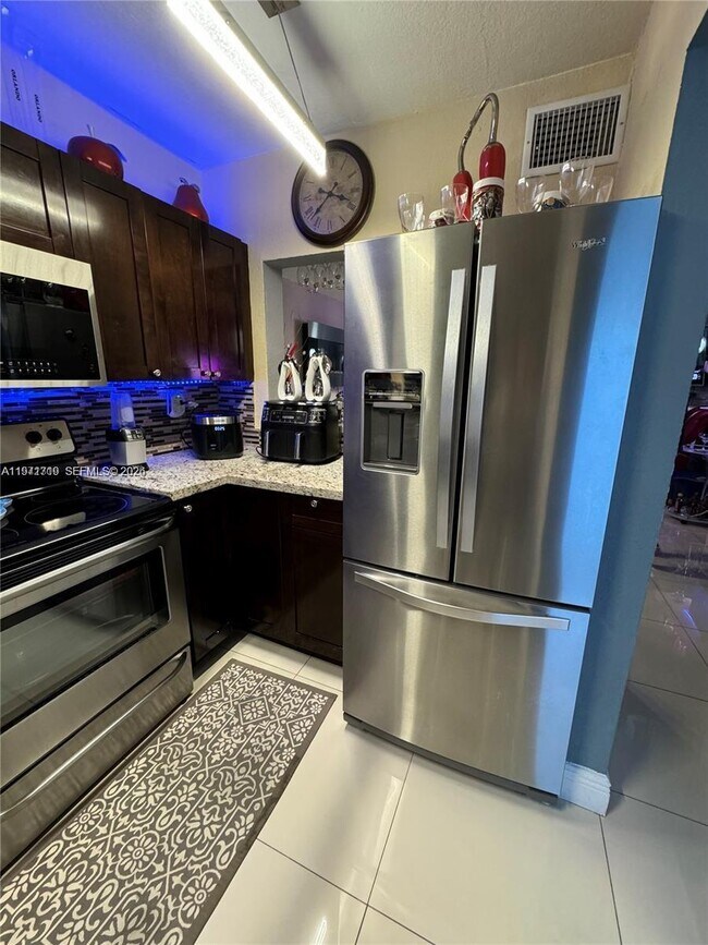 Building Photo - 3870 W 8th Ln