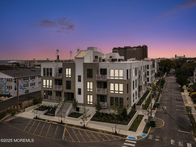 Building Photo - 218 3rd Ave