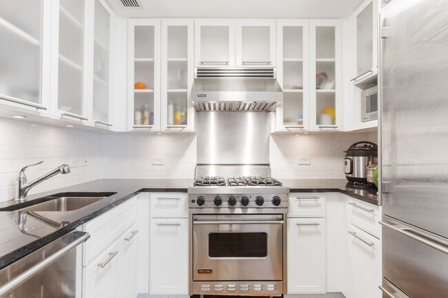 Building Photo - 45 Park Ave