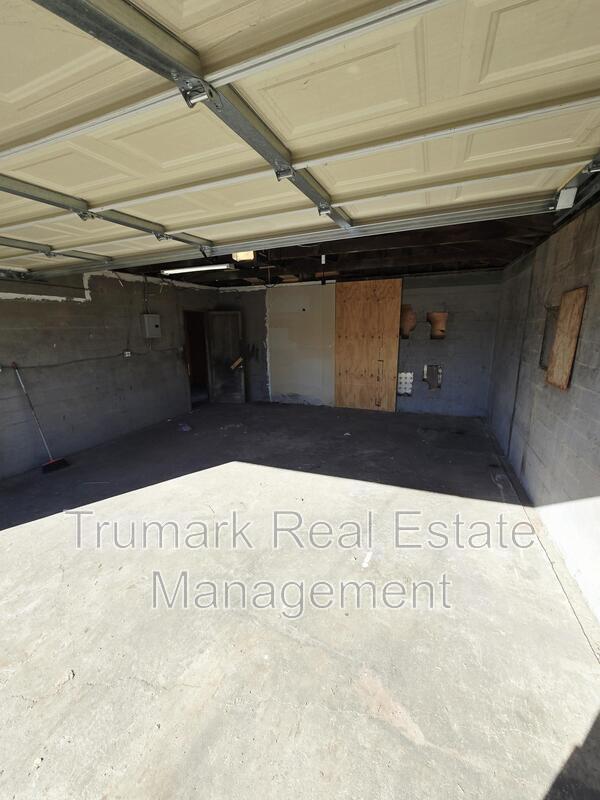 Building Photo - 1020 S Gerhart Ave