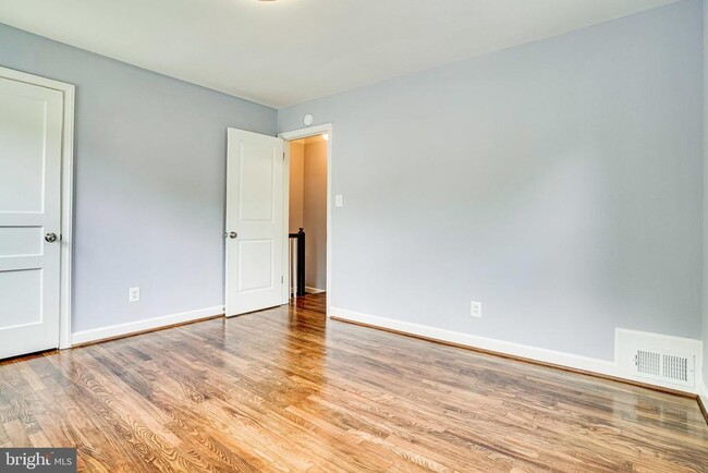Building Photo - 2901 Farmington Dr