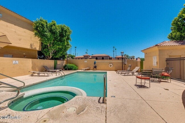 Building Photo - 5015 E Cheyenne Dr
