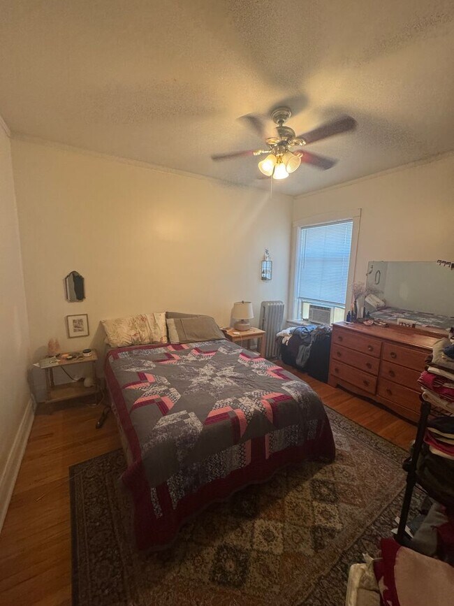 Building Photo - Lovely and Very Large Ravenswood Manor 1 BR