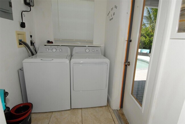 Building Photo - 21 NE 57th Ct