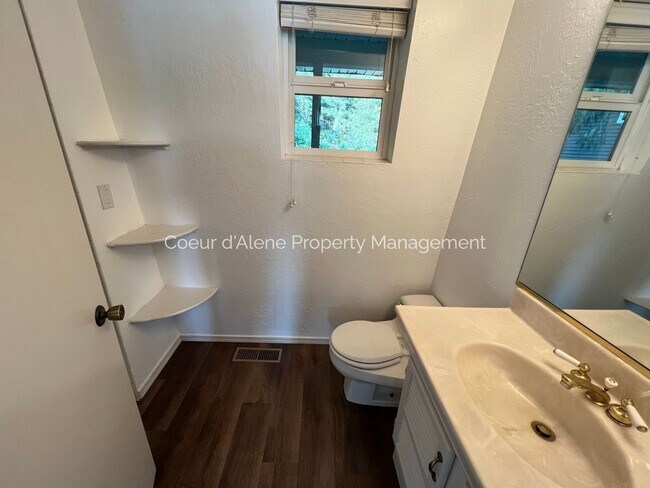 Building Photo - 2+ bed, 2 bath house on the Spokane River!