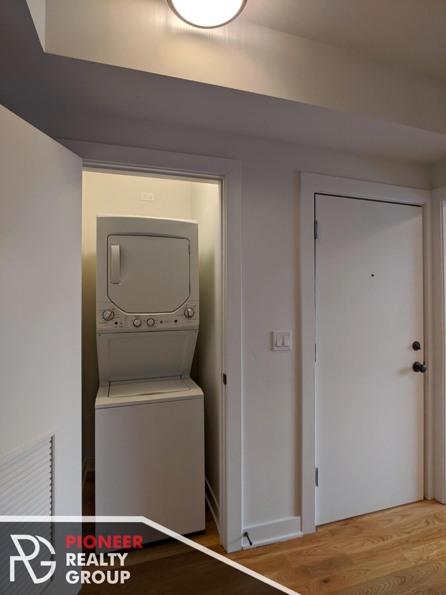 Building Photo - 2211 W Eastwood Ave