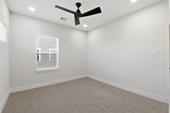 Building Photo - 2204 Lou Ellen Ln