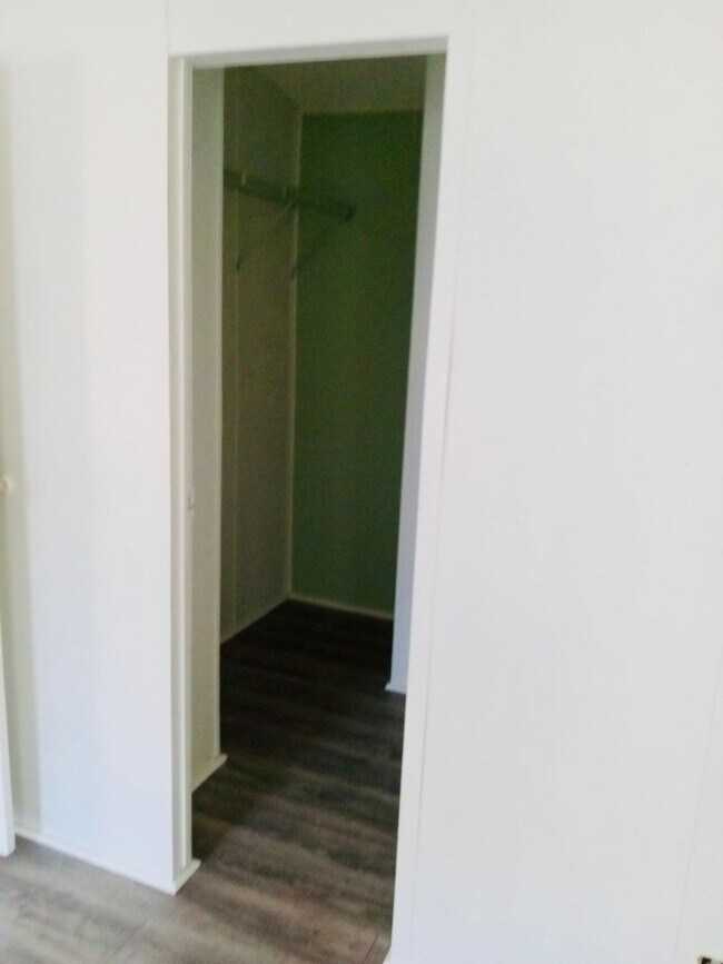 Building Photo - 3 Bed 2 Bathroom Single Family