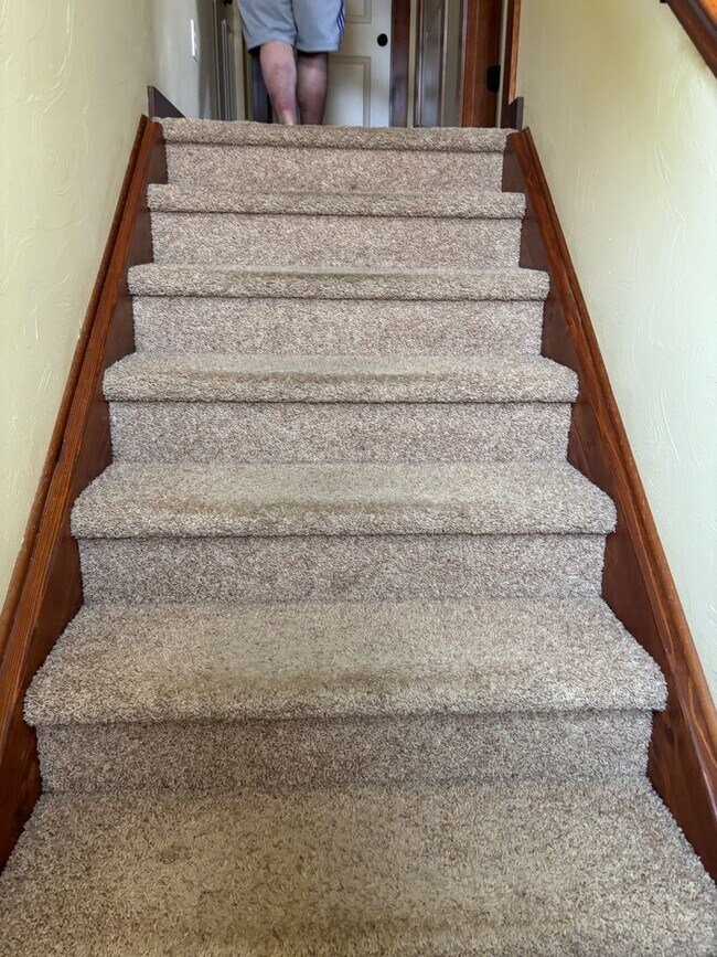 Building Photo - FIRST MONTH'S RENT FREE! New lower rent $1850