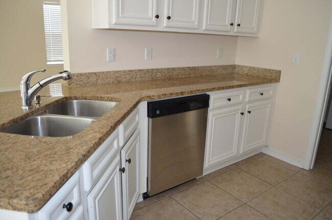 Building Photo - "Charming 3-Bed home with 2.5 Baths in the...