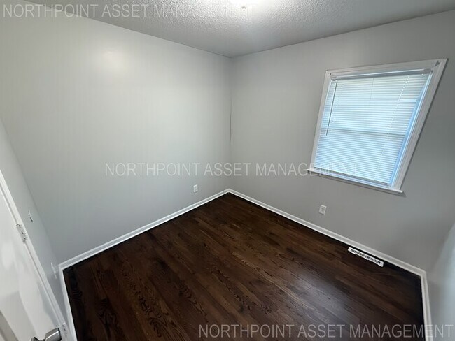 Building Photo - 3 bed, 1 bath, open layout available now!