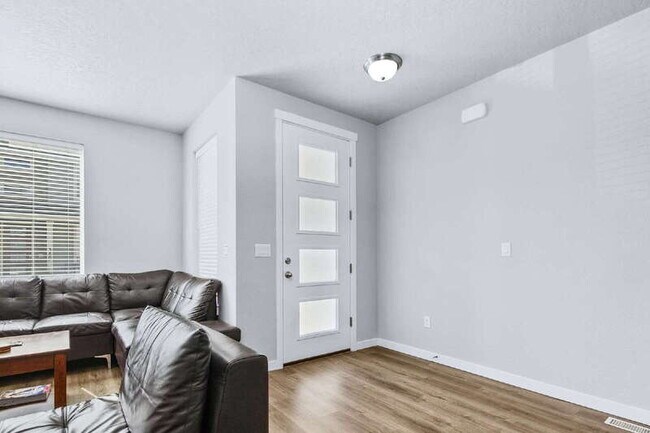 Building Photo - 401 N Tessa Ave