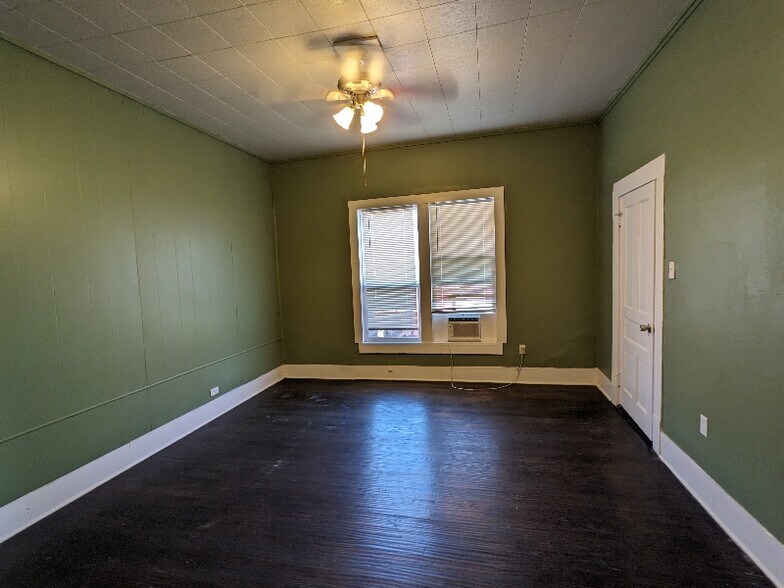 Building Photo - 534 E Sycamore St