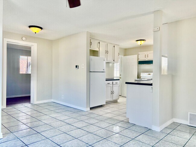 Building Photo - Charming 3-bedroom, 1-bathroom home available immediately