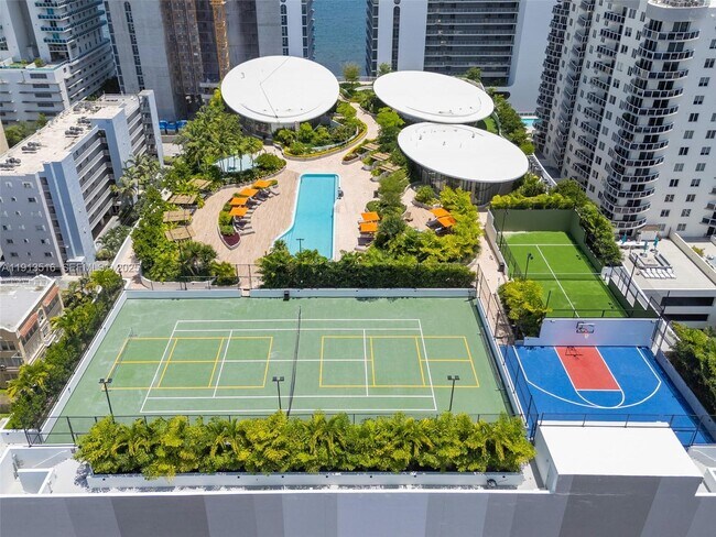 Building Photo - 700 NE 24th St